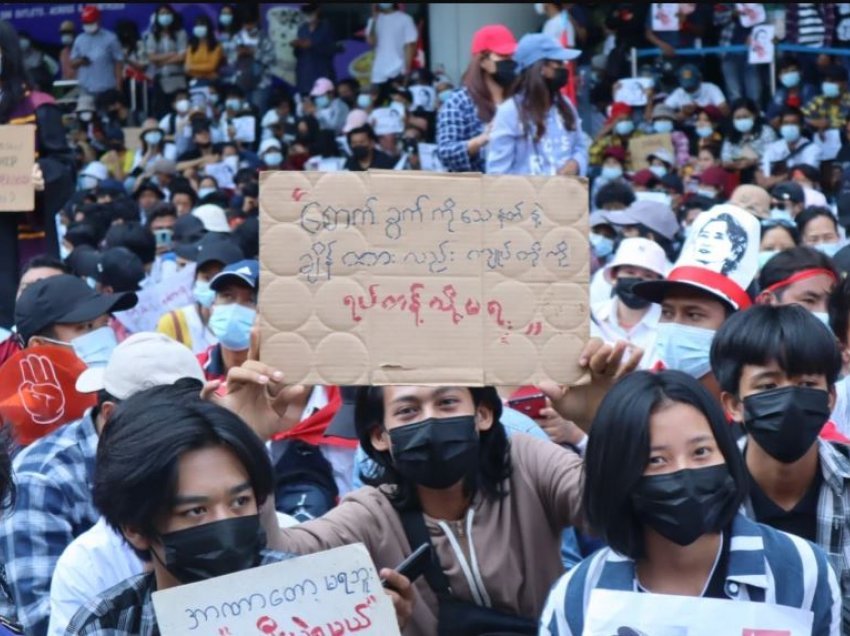Ushtria e Mianmarit përdor dhunën kundër protestuesve