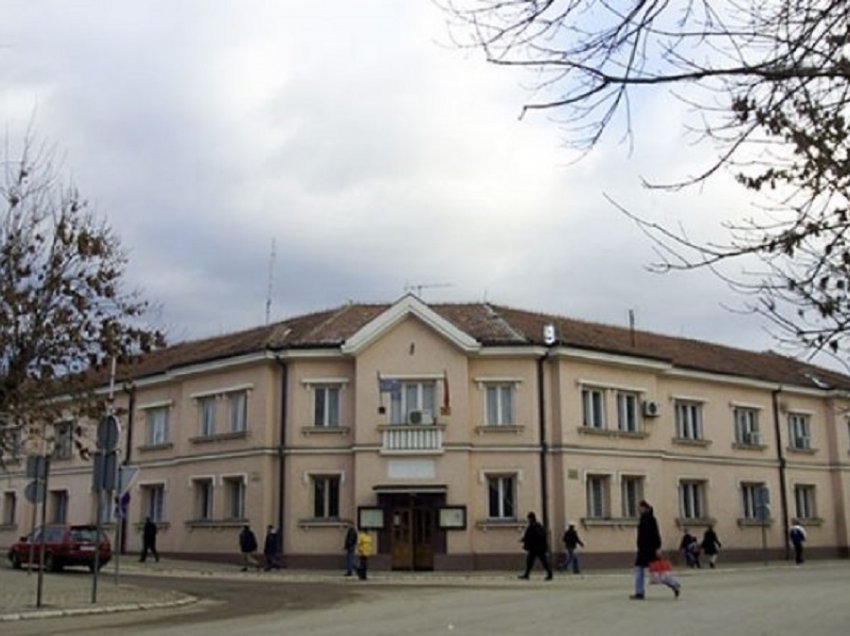 Shërbyesi civil pretendon se u sulmua nga kryetari i Podujevës