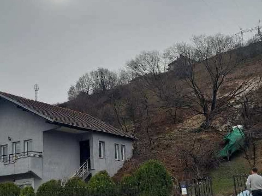 Mitrovicë: Rrëshqet dheu shkaku i reshjeve, mbulohet deri në gjysmë një shtëpi