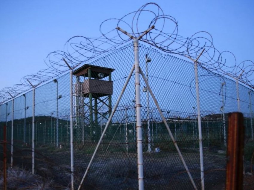 Ndihmësit e Bidenit shqyrtojnë mundësitë për mbyllje të burgut Guantanamo