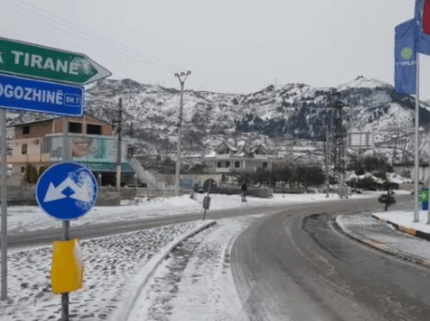 Moti i keq/ Policia bllokon lëvizjen nga Rrethrrotullimi i Bradasheshit te Tuneli i Kërrabës, devijohet qarkullimi