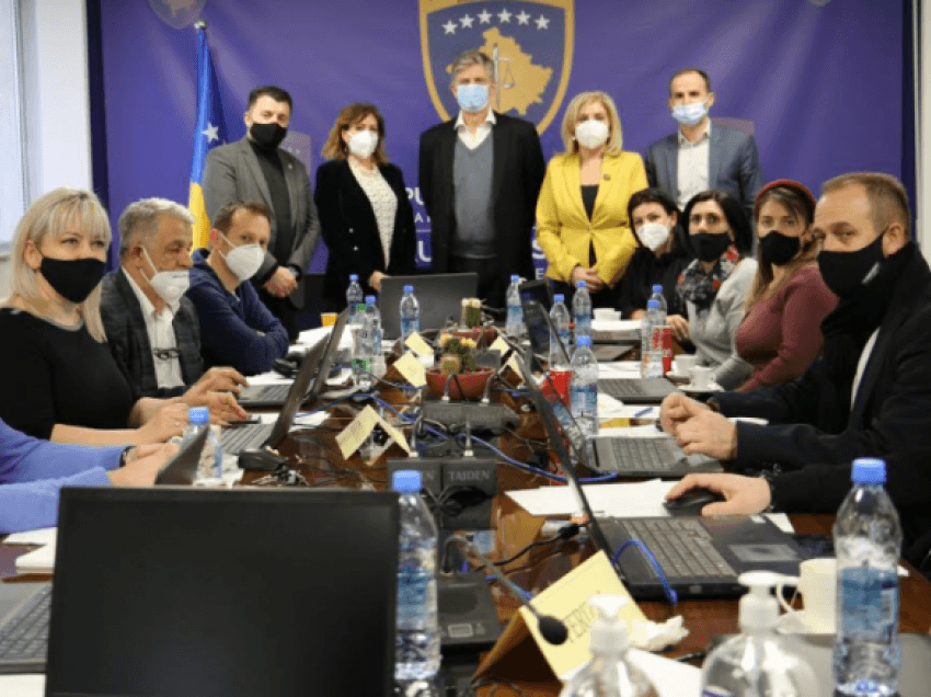 Shefi i EULEX-it vizitoi dhomën operative për zgjedhje