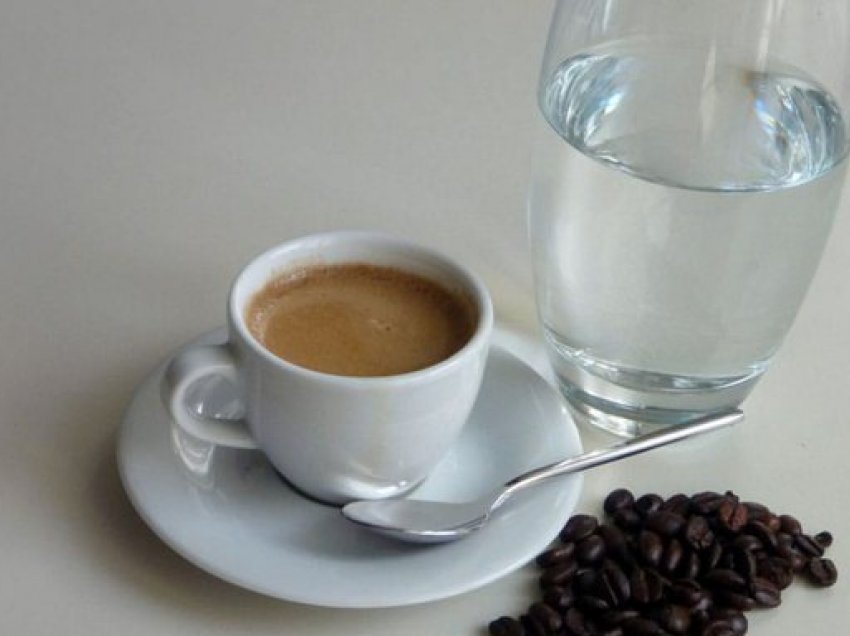 Ndoshta e dinit gabim; Gota e ujit pihet para apo mbas kafesë ?