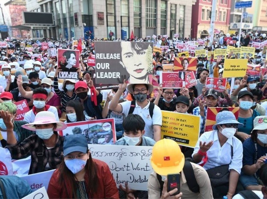 Grusht shteti në Mianmar: Protestat masive sfidojnë ushtrinë
