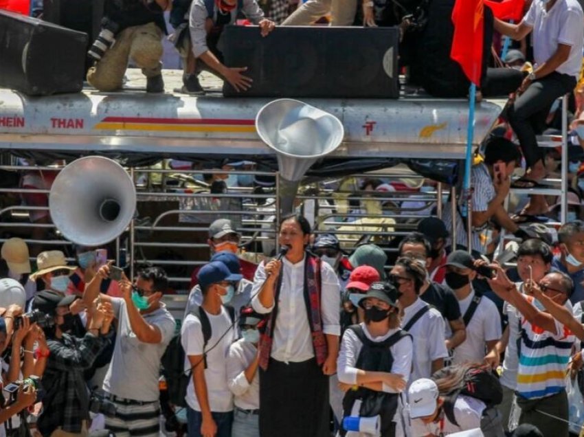 Protesta masive kundër juntës ushtarake në Mianmar