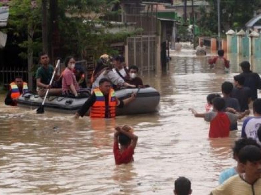 ​Përmbytje të mëdha në Indonezi, shpërngulen mijëra banorë