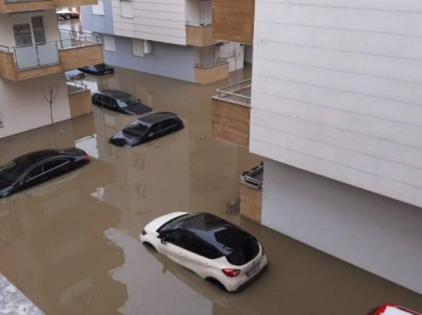 Kush duhet t’i kompensojë dëmet e veturave të përmbytura në vërshimet e janarit?