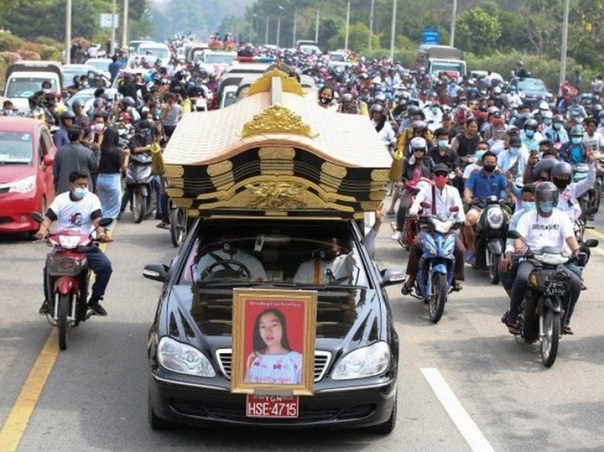 Turma të mëdha i dhanë lamtumirën gruas së vrarë në protesta