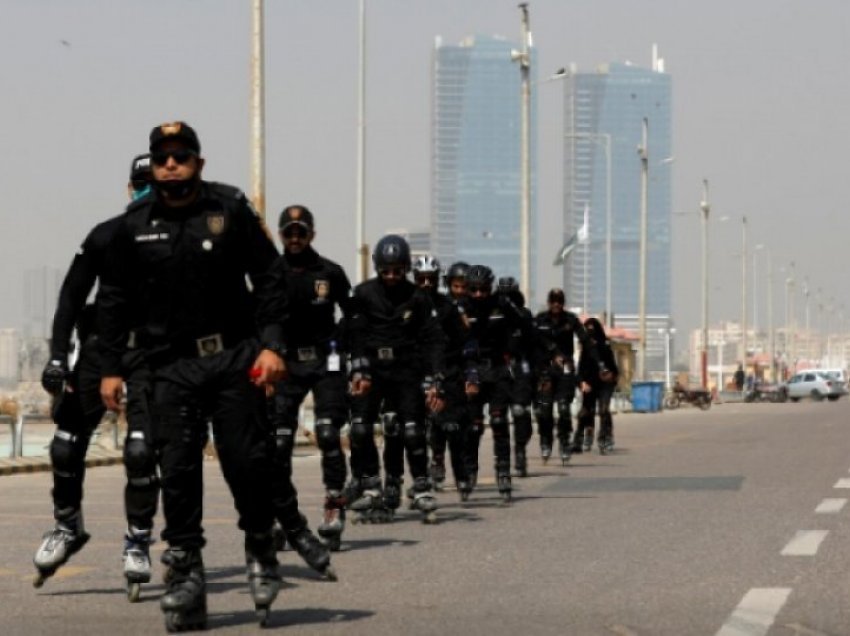 Policët patrullojnë me patina me rrota në Karaçi të Pakistanit