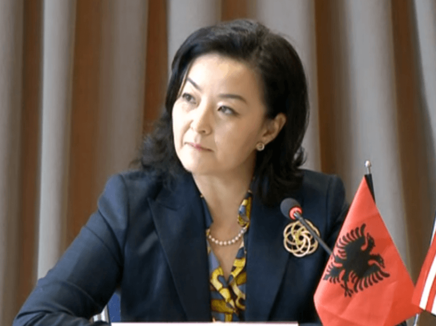 Ambasadorja amerikane Yuri Kim uron në shqip: Gëzuar Vitin e Ri!