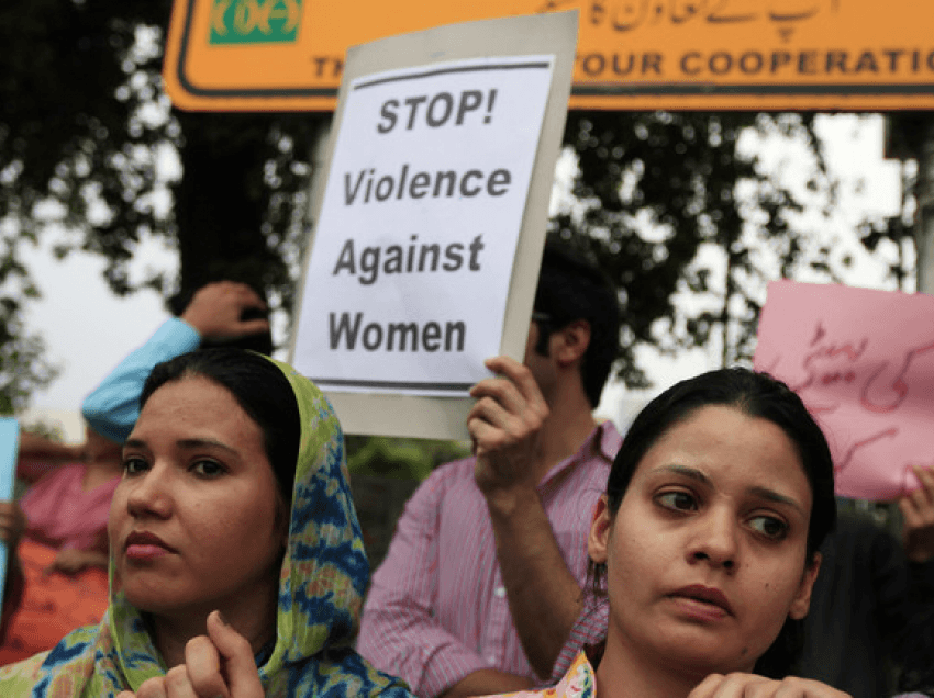 Gjykata në Pakistan vendos se testi i ‘dy gishtave’ për viktimat e përdhunimit është anti-kushtetues