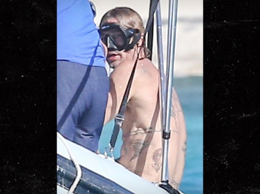 Brad Pitt tregon trupin e mbuluar me tatuazhe në bregdet