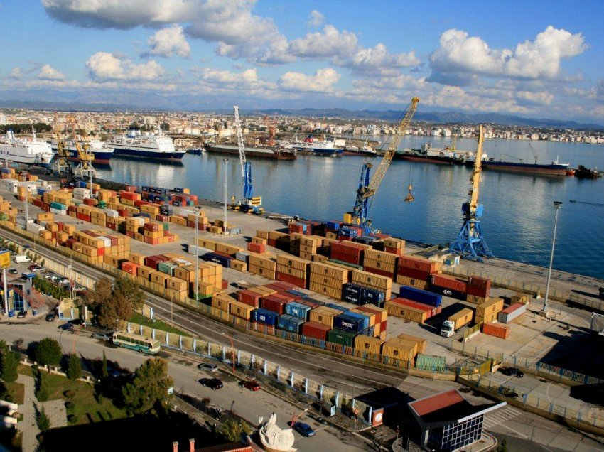 Tragjike në portin e Durrësit/ Kamioni tërheq zvarrë një vajzë të re, humbi jetën nga plagët