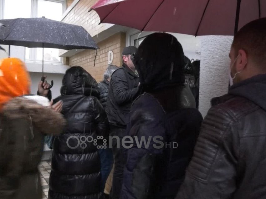 Të sëmurë dhe në shi, dhjetëra qytetarë pritën në radhë jashtë poliklinikës në Vlorë