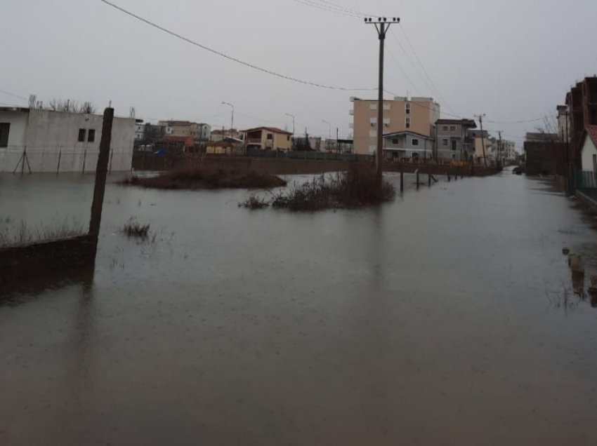 Moti i keq/ Përmbytje në Velipojë, në dy shtëpi uji arrin në 30cm