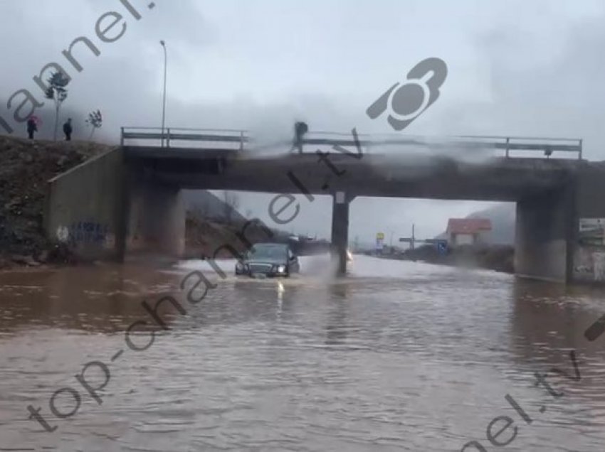 Rëndohet situata në Bulqizë/ Reshjet e dendura bllokojnë segmentin e rrugës së Arbrit, makinat “notojnë” në ujë