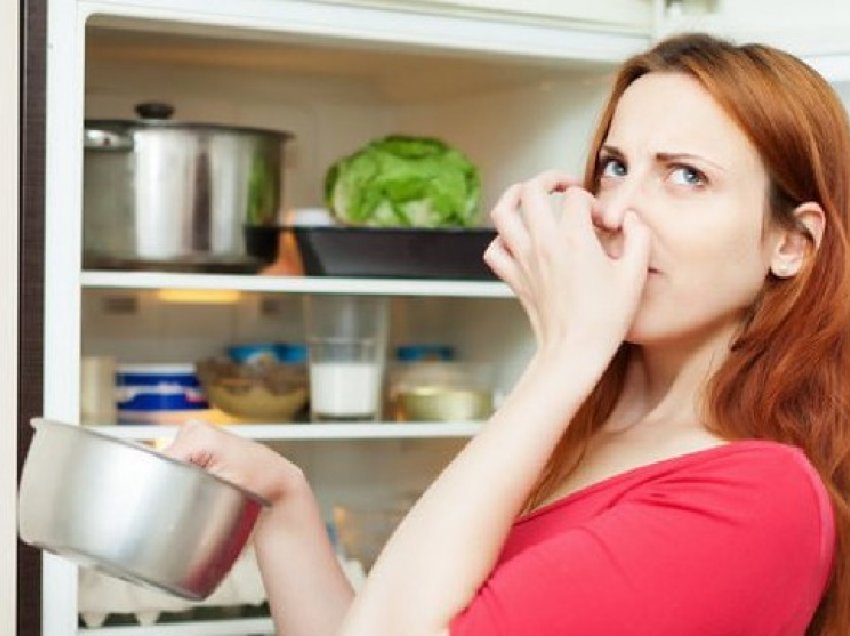 Si të largoni nga frigoriferi aromat e pakëndshme të ushqimeve?