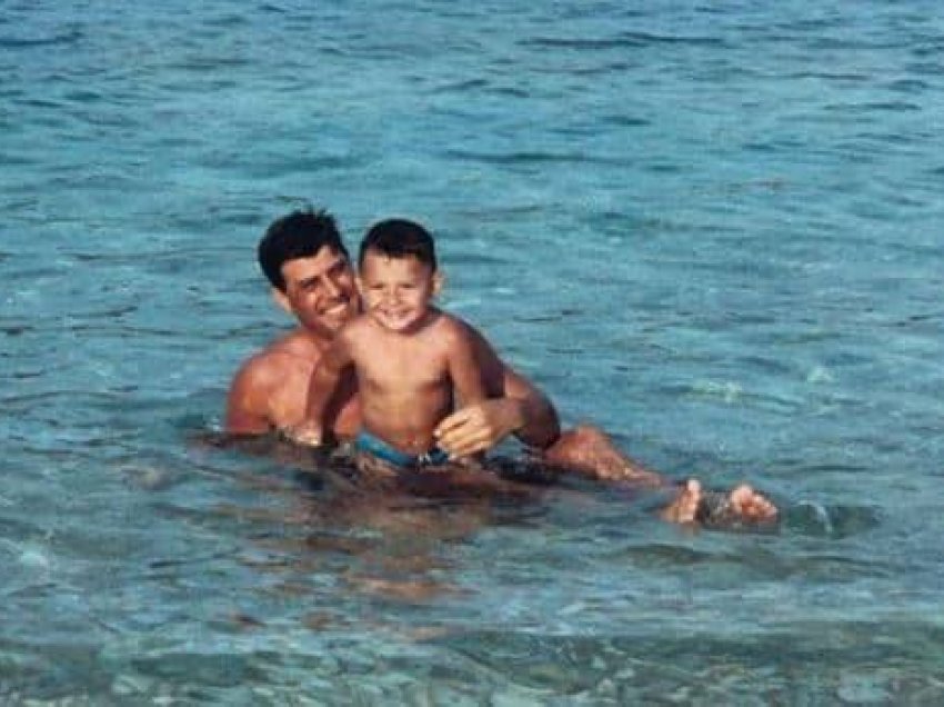 Foto e rrallë: Thaçi me djalin e tij në pushime në det