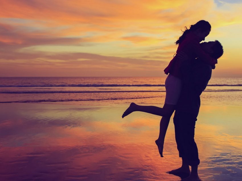 Sa herë mund të dashuroheni me të vërtetë në jetë – Psikologët përgjigjen