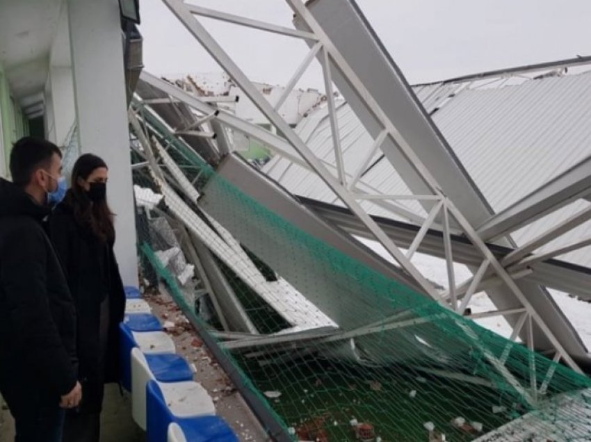 Rrufeja goditi një stadium në Kosovë
