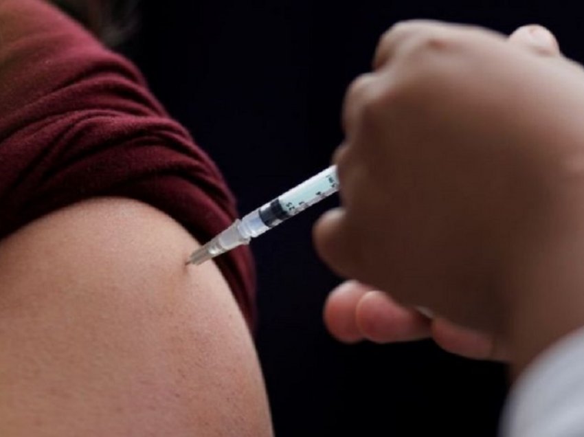 Rajoni nis vaksinimin, por në Kosovë vetëm premtime që vaksinat do të vijnë së shpejti