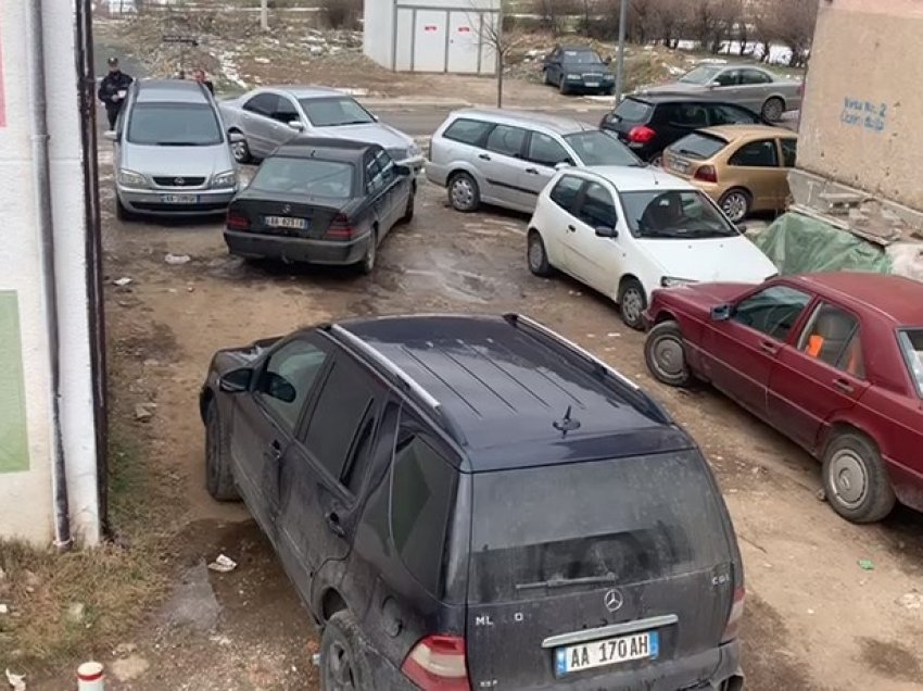 Bulqizë/ Parkimi i makinave bllokon çerdhen në lagjen e Vjetër të Bulqizës.
