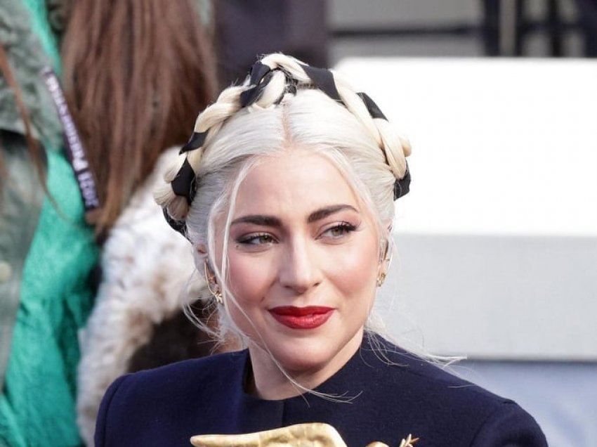 Detaji që tërhoqi vëmendjen e të gjithëve, çfarë simbolizonte pëllumbi në veshjen e Lady Gaga-s në inaugurimin e Presidentit Joe Biden?