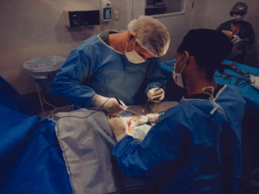 Për herë të parë në botë/ Mjekët realizojnë transplantin e të dy krahëve