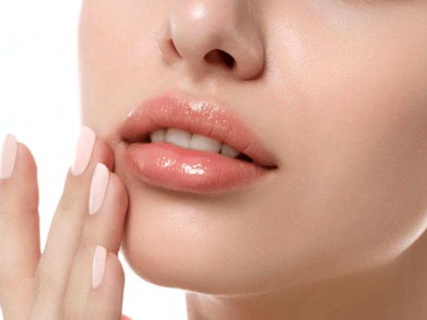 Katër produkte natyrale për të trajtuar buzët e plasaritura
