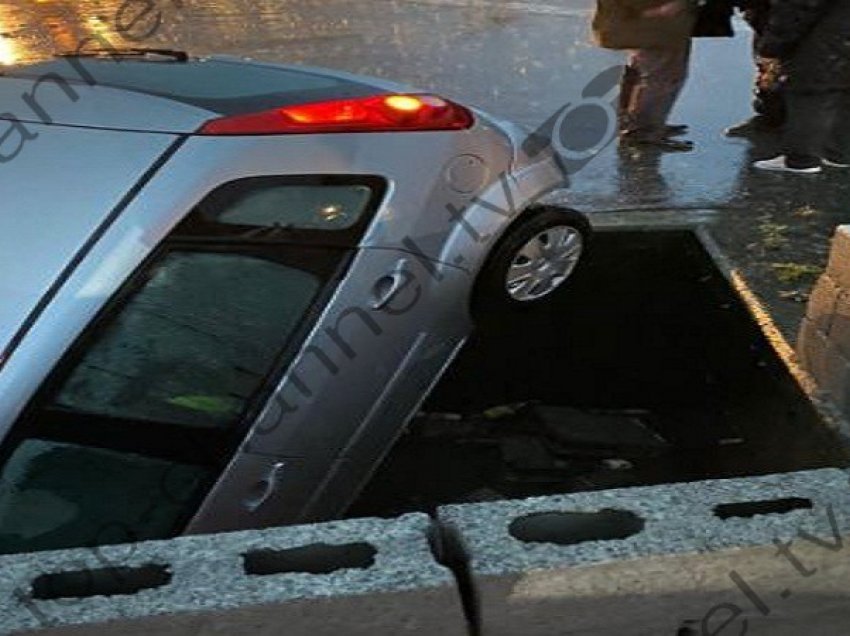 Makina bie në gropën e mbushur me ujë, shpëtojnë pa dëmtime tre persona