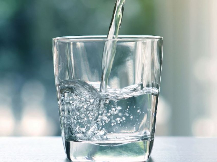 Çfarë ndodh me trupin tuaj nëse pini më shumë ujë seç duhet?