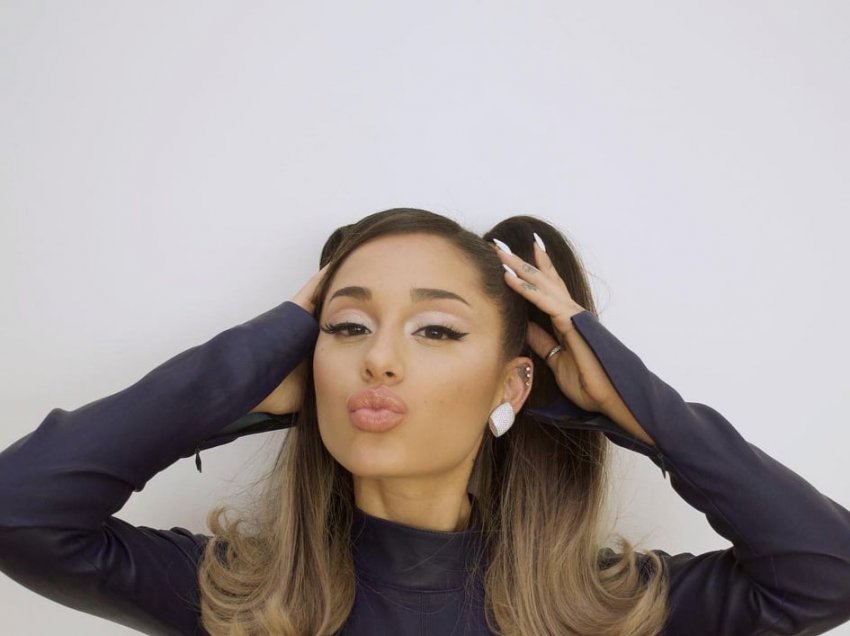 Ariana Grande ju thotë “mirupafshim” flokëve të gjatë
