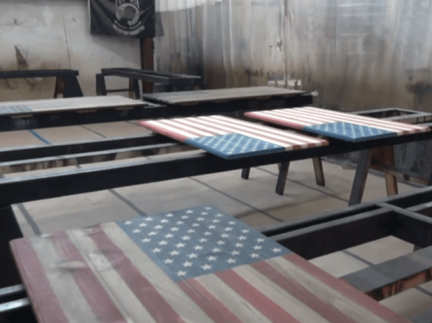 Veteranët e ushtrisë krijojnë flamuj amerikanë prej druri 