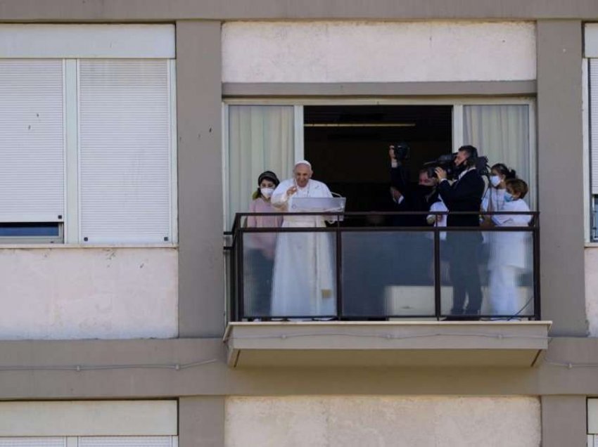 Paraqitja e parë e Papa Françeskut nga spitali pas ndërhyrjes kirurgjike