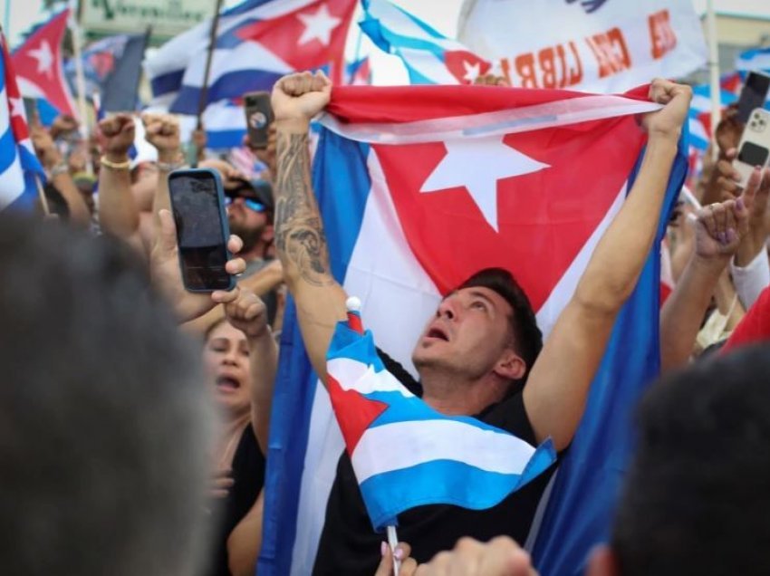 Qindra banorë të Majamit në mbështetje të protestave në Kubë