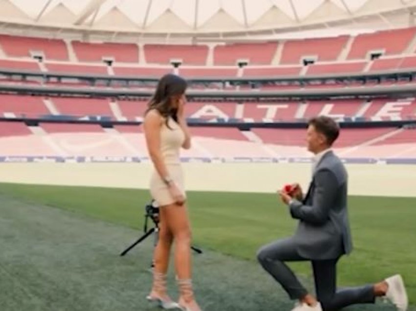 Lojtari habit, i propozon të dashurës për martesë midis stadiumit
