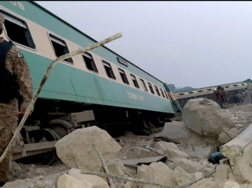 Përplasje fatale mes dy trenash ekspres, 32 pasagjerë humbin jetën dhe shumë të tjerë të plagosur në Pakistan