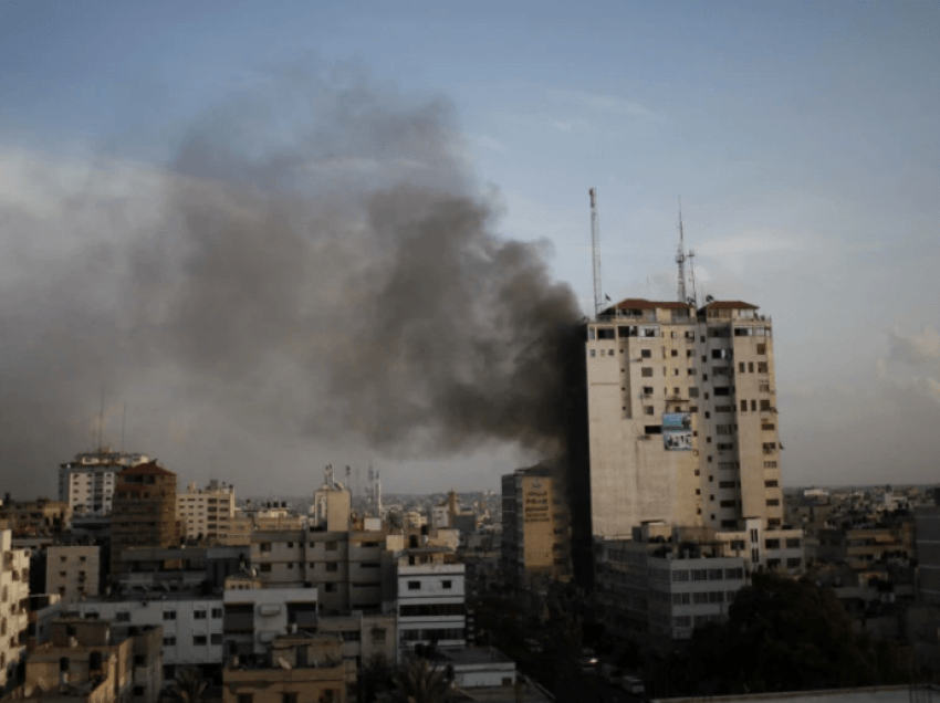 Izraeli i shpjegon AP-së arsyet e bombardimit të ndërtesës në Gaza