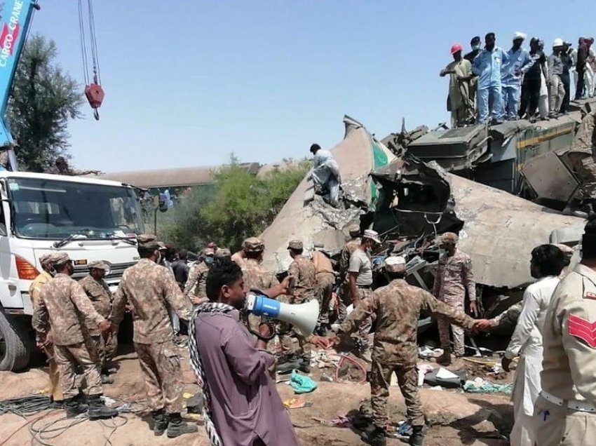Pakistan: Përplasen dy trena ekspres, të paktën 45 të vdekur