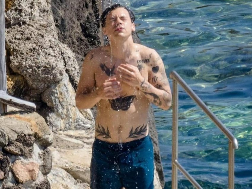 Harry Styles zbulon fizikun e tij me shumë tatuazhe ndërsa shijon plazhin italian