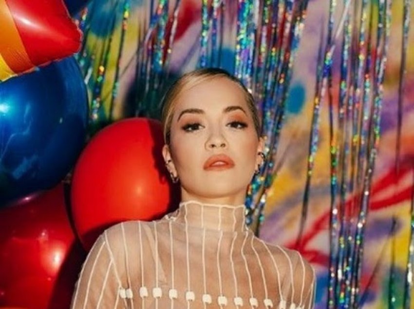 ​Rita Ora verbon fansat me veshje transparente