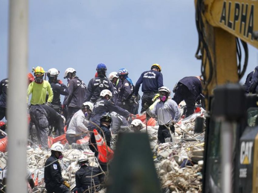 Vazhdojnë kërkimin ekipet në rrënojat e ndërtesës së shembur në Florida 