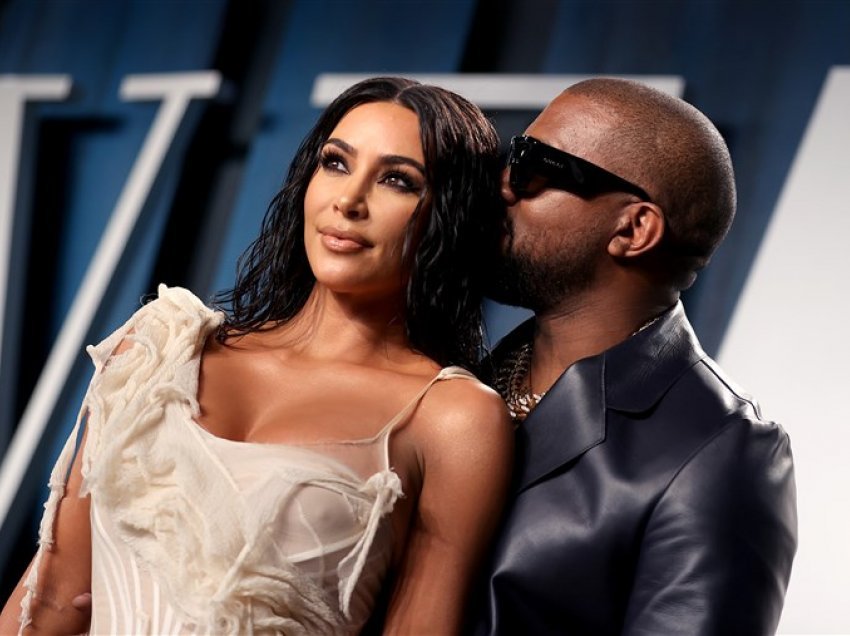 Kanye West vazhdon ta mbajë unazën edhe pse Kim i bëri kërkesë për divorc