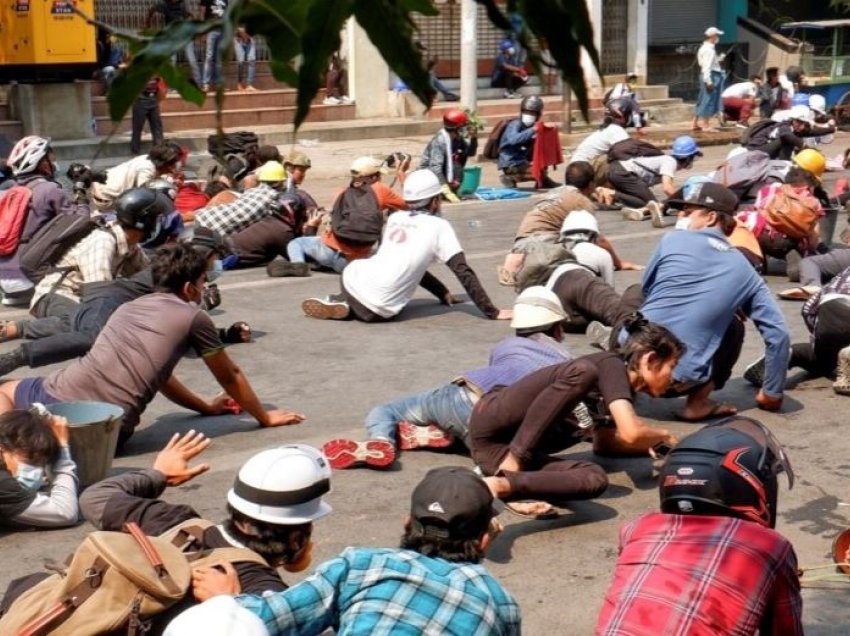 Myanmar, policia shtyp protestat me dhunë