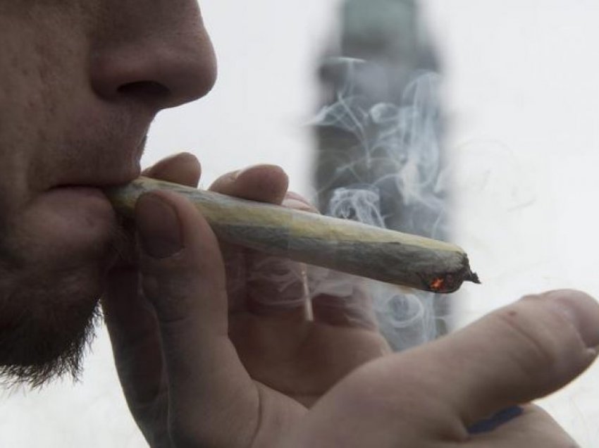 Mushkëritë e adoleshentëve në rrezik, marijuana më e dëmshme se duhani