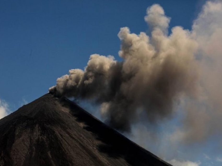 Ekuador: Vullkani mbulon pesë provinca me hi
