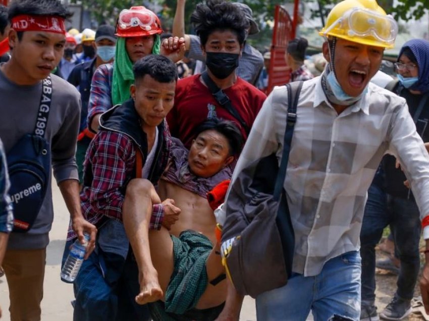 Vriten katër protestues në Mianmar