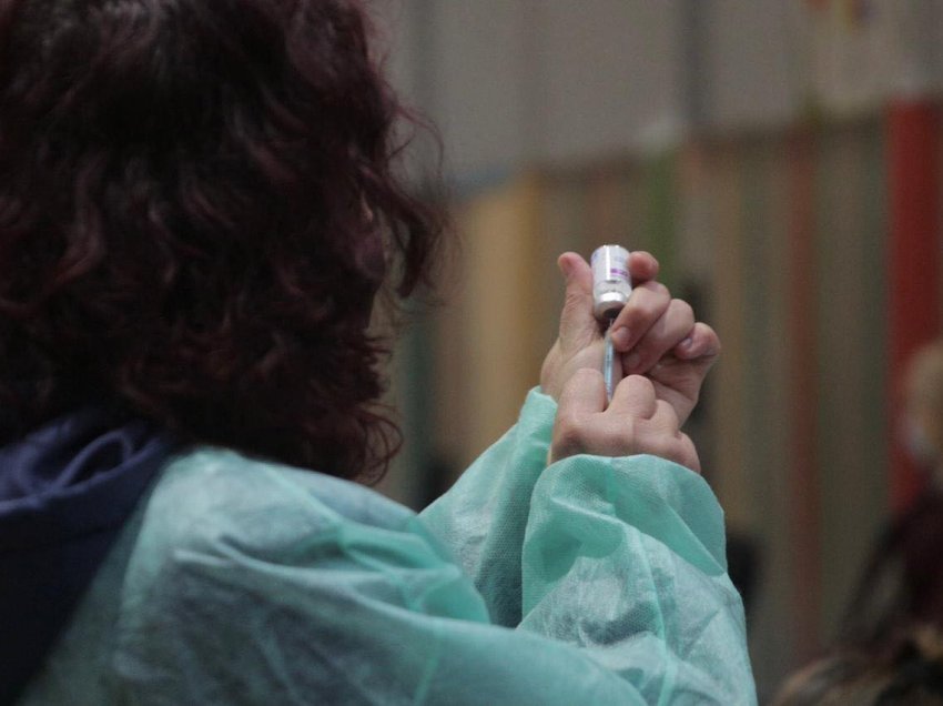 Mësuesit në Lezhë refuzojnë vaksinën “AstraZeneca”! Shqetësimi i Sindikatës së Pavarur të Arsimit: Po u bëhet presion