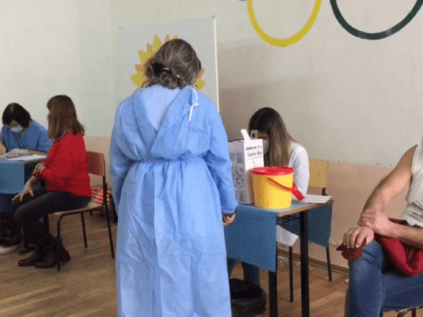 Nis në Berat vaksinimi i mësuesve me Astra Zeneca, 210 arsimtarë në pritje, nuk ka refuzime