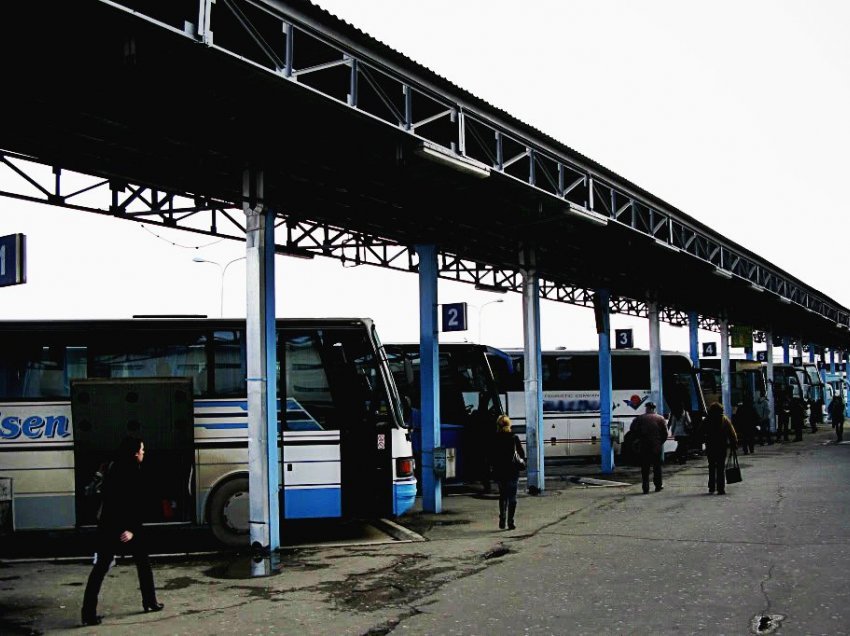 ​Transporti publik në grevë, paralajmëron nisjen e mbi 1 mijë autobusëve drejt objektit të qeverisë